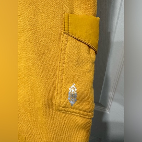 NWOT💛FP Movement Overlapped Sweatpants XS Golden yellow - Picture 3 of 8